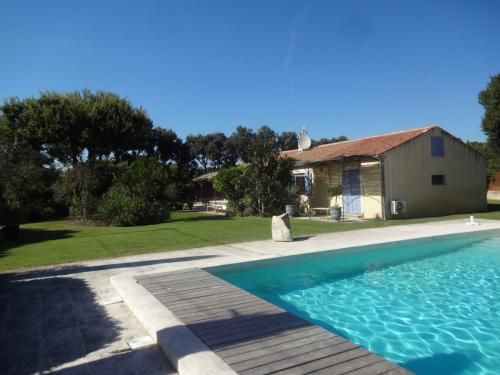 Le Cabanon Pool and garden